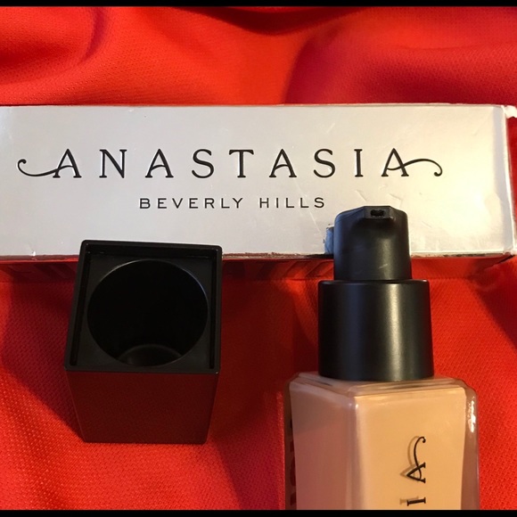 NIB Anastasia Luminous Foundation- 260N Light - Picture 7 of 8